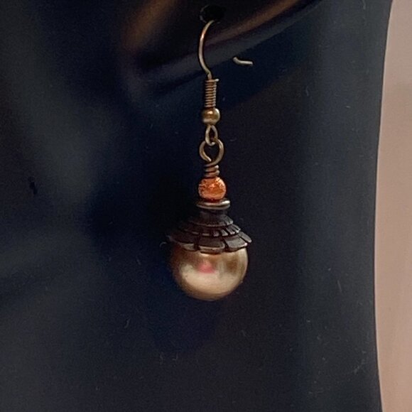 ❤️ Austrian Crystal Pearl & Brass Bead Cap Earrings - Picture 4 of 11